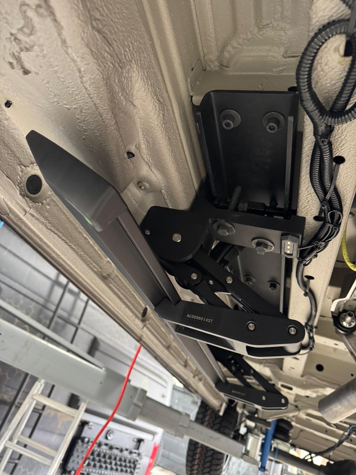 Montierte Halterung einer elektrischen Trittstufe am Fahrzeugunterboden