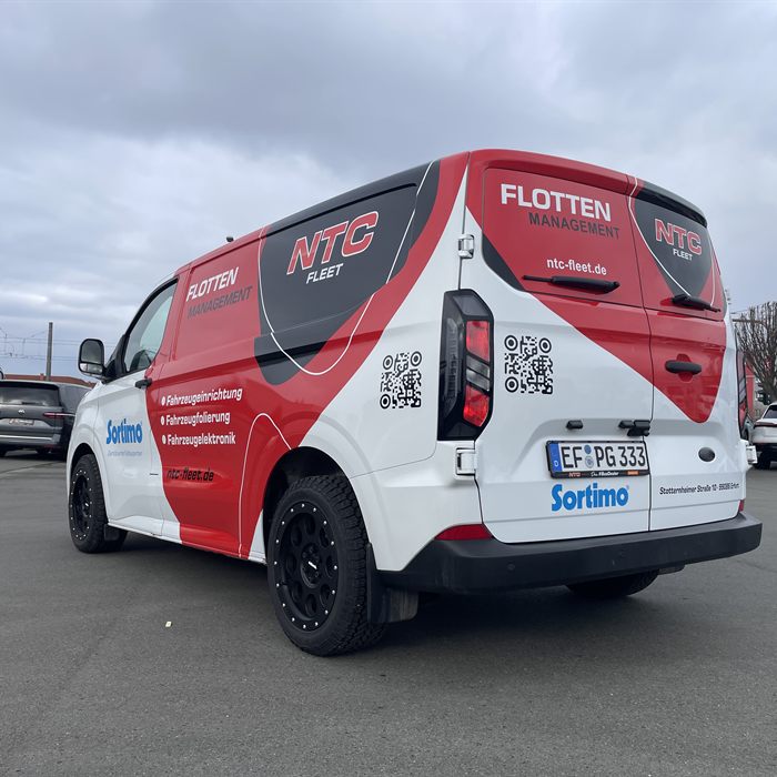 Fertig folierter Transporter in Rot und Weiß nach der Beklebung