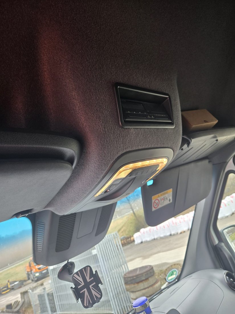 Nachgerüsteter digitaler Fahrtenschreiber im Fahrerhaus