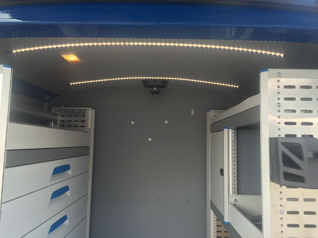 Ausgebauter Laderaum mit umlaufender LED-Beleuchtung und offenen Regalfächern