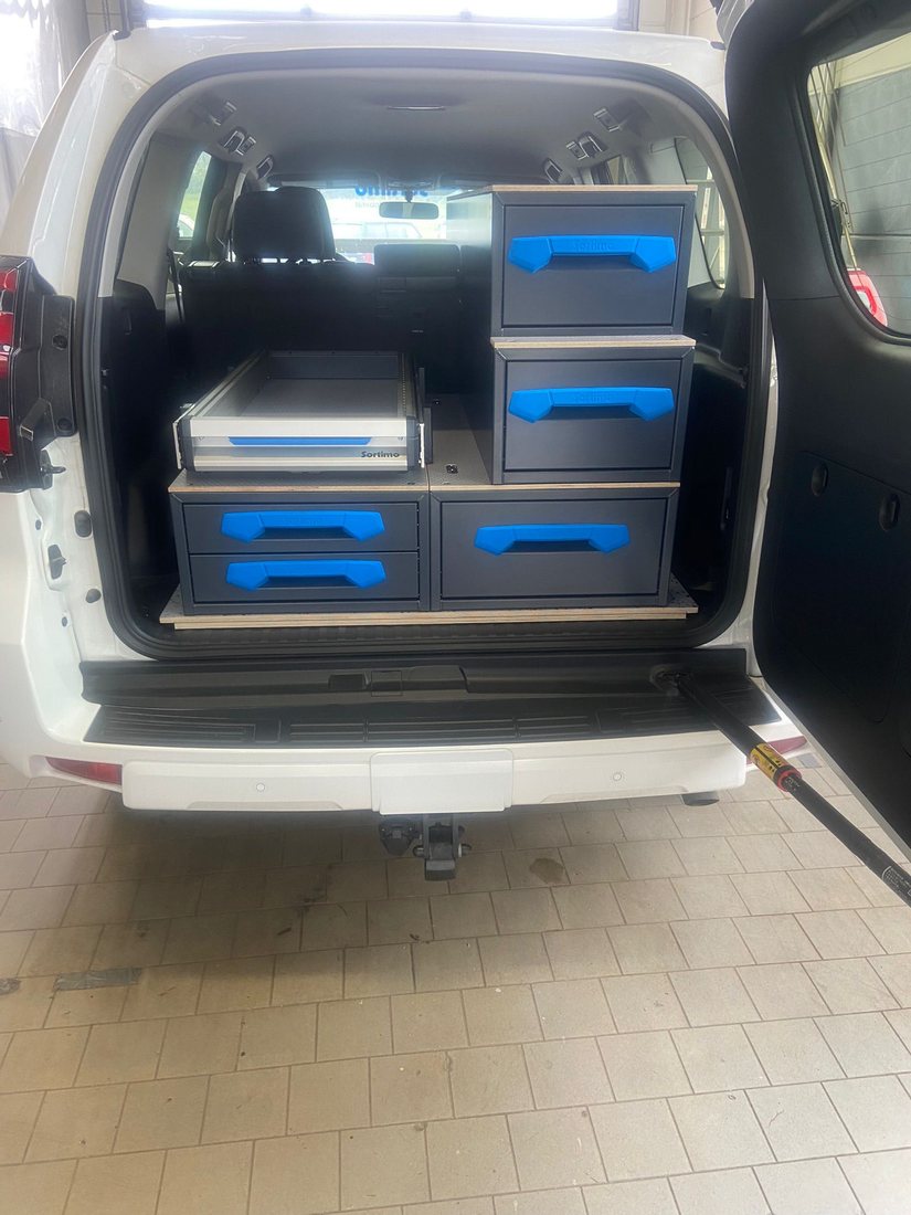 Lochwand mit Werkzeugtasche im Laderaum eines Transporters