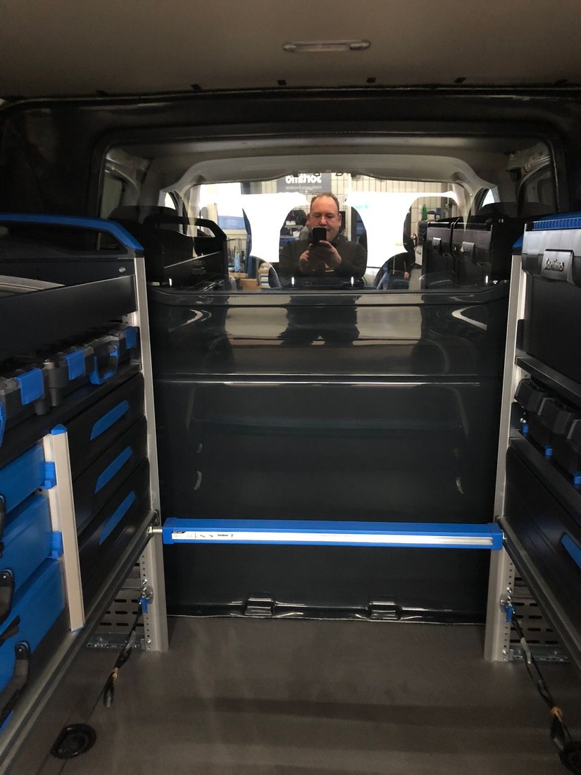 Regalsystem mit Schubladen und blauen Fronten im Laderaum