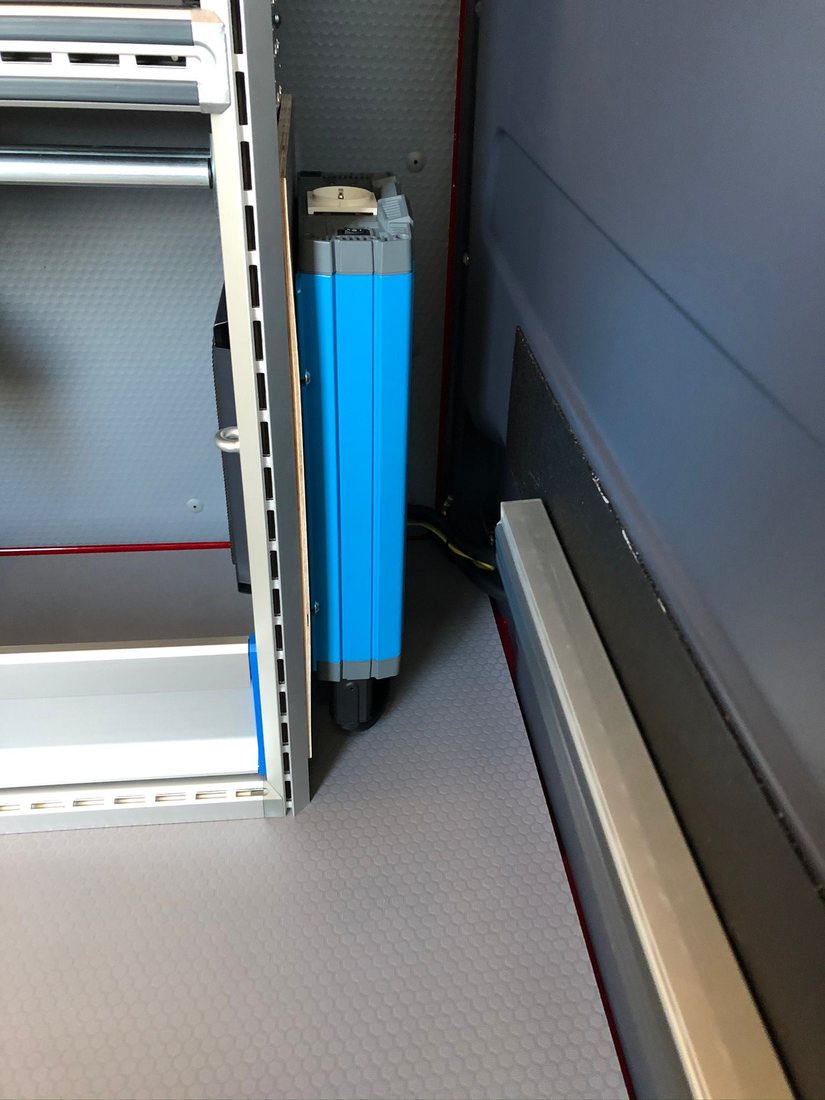 Wechselrichter platzsparend im Schubladenschrank verbaut