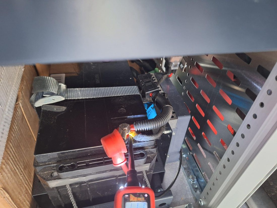 Einbau einer Zusatzbatterie mit Absicherung und Anschlussklemmen