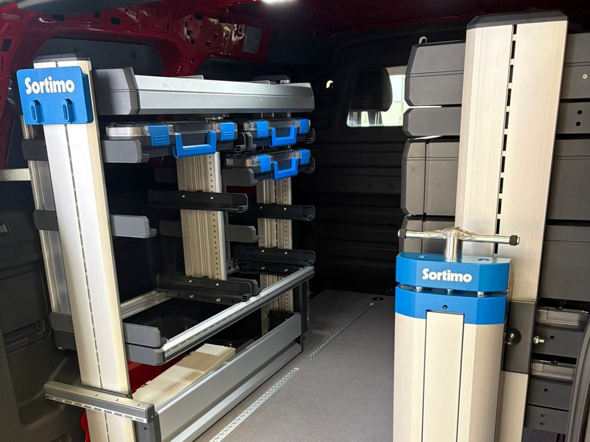 Laderaum eines Transporters mit eingebautem Sortimo-Regalsystem, Schubladen und Bodenverankerung